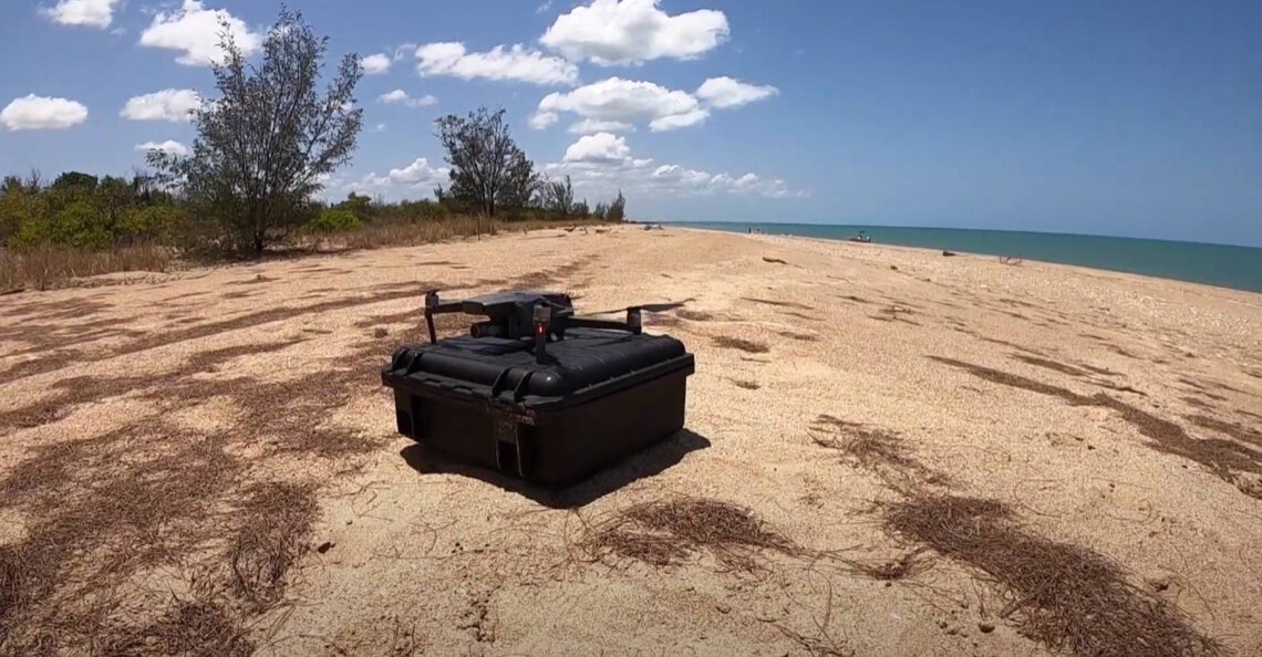 1605120035-rsz_researchers-drones-box-jellyfish.jpg