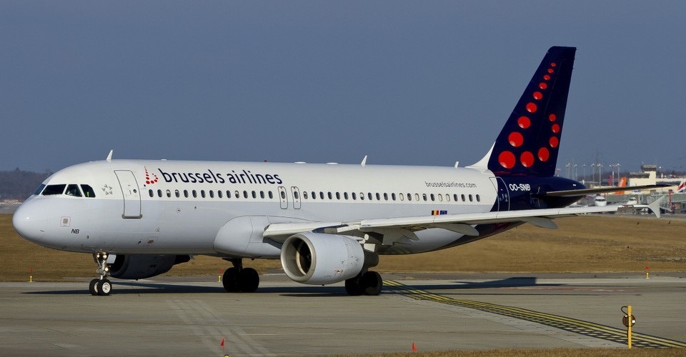 brussels airlines airbus 320 passagiers vliegtuig drones botsing