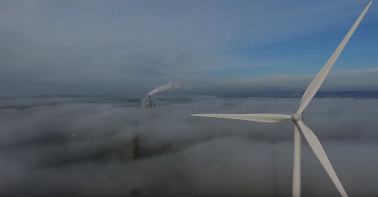 Windmolens bij Duiven in de mist