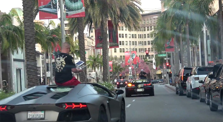 Besturen van een drone vanuit Lamborghini op Rodeo Drive in Beverly Hills