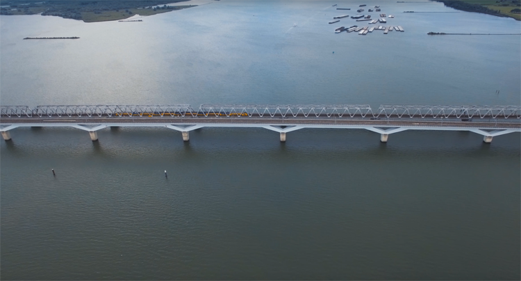 DJI Phantom 3 4k filmt Moerdijkbrug in 4k 