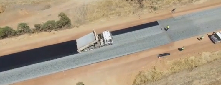 Australische wegwerkers leggen weg in hoog tempo aan