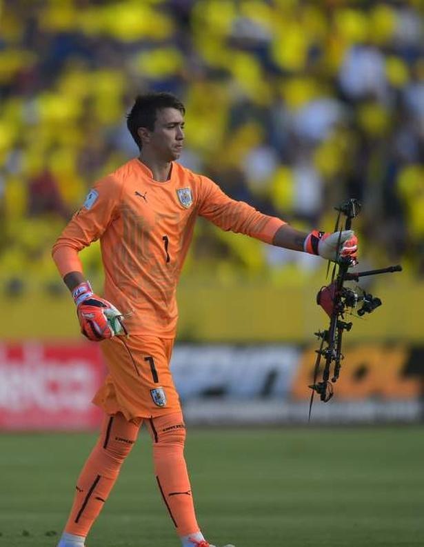 doelman-keeper-drones-veld-voetbal-uruguay-ecuador